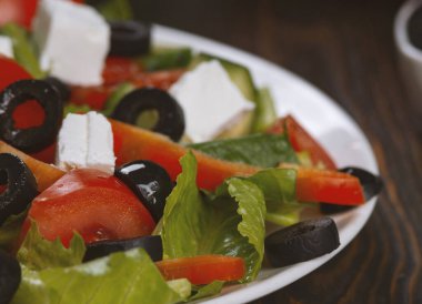 Feta, zeytin ve sebzeli geleneksel Yunan salatası