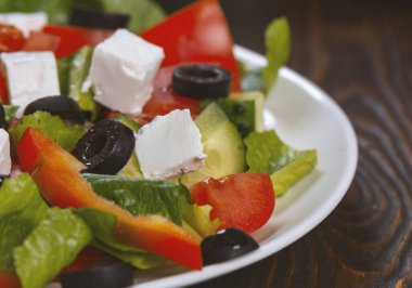 Taze sebzeli geleneksel Yunan salatası, feta peyniri, siyah zeytin, Yunan salata yağı, kekik, kiraz domatesleri, salatalık, tuz