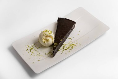 Dondurmalı çikolatalı kek ve beyaz arka planda fıstık.