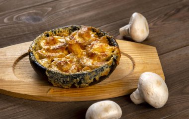 Julienne, tahta bir masada peynir ve şampiyonlarla. Ev yapımı yemek. Sağlıklı beslenme.