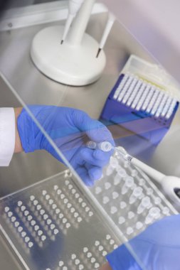 Araştırma laboratuvarında kan tüpü testi yapan doktor. Corona virüsü salgını aşısı geliştirme konsepti.