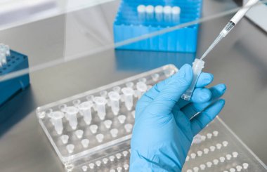 Araştırma laboratuvarında kan tüpü testi yapan doktor. Corona virüsü salgını aşısı geliştirme konsepti.