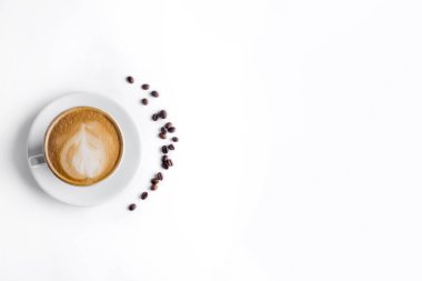 Beyaz arkaplanlı, beyaz kahve fincanında Latte kahve. Cappuccino kahvesi.