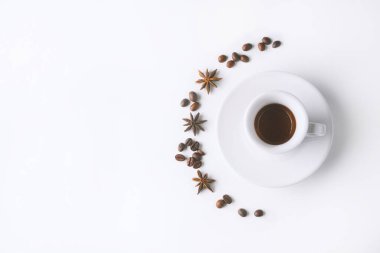 Beyaz arka planda beyaz kahve fincanı ve fasulye, bir fincan espresso.