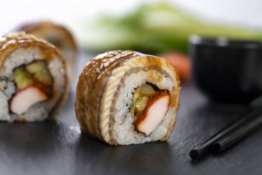 Pirinçli suşi, yengeç, salatalık. Suşi menüsü. Japon yemeği..