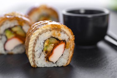 Pirinçli suşi, yengeç, salatalık. Suşi menüsü. Japon yemeği..