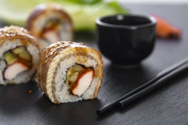 Pirinçli suşi, yengeç, salatalık. Suşi menüsü. Japon yemeği..