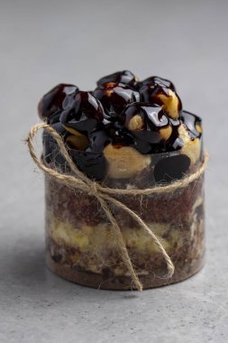 Gri arka planda profiterollü çikolatalı pasta. Seçici odak.