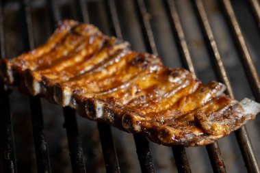 Izgarada ızgara pirzola. Yakın plan..