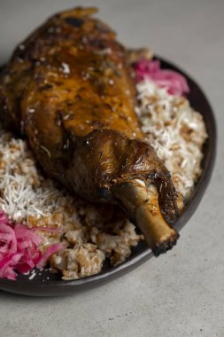 Pirinçli kuzu budu ve gri arkaplanda kırmızı soğan.