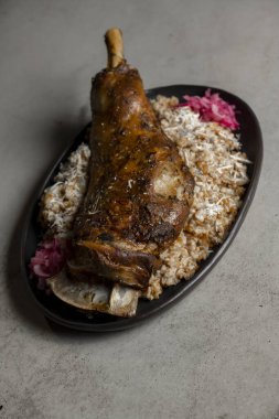 Pirinçli kuzu budu ve gri arkaplanda kırmızı soğan.