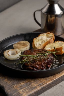 Biberiyeli ızgara biftek ve kızarmış ekmek.