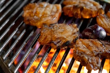 Izgaranın yanına ızgara et ve soğan koy.