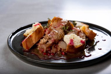 Nar tohumlu haşlanmış hindi ve kızarmış ekmek.