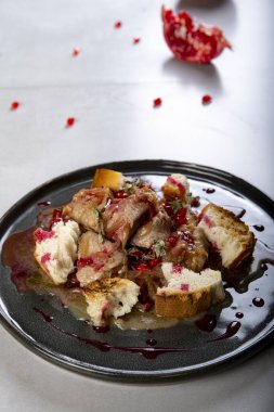 Nar tohumlu haşlanmış hindi ve kızarmış ekmek.