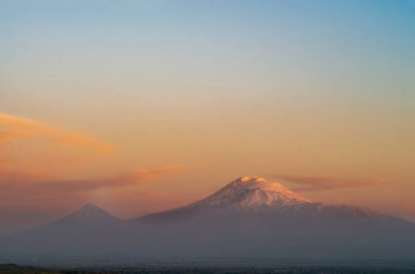 Günbatımında Ermenistan Dağı (Türkiye) tarihi Ermenistan 'da 5137 metre yükseklikte. Karla kaplı bu hareketsiz volkan, İncil 'de Nuh' un Gemisi olarak tarif edilen iki büyük volkanik koniden oluşur..