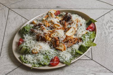 Parmesan peynirli ve kiraz domatesli çıtır tavuk salatası. Sezar salatası