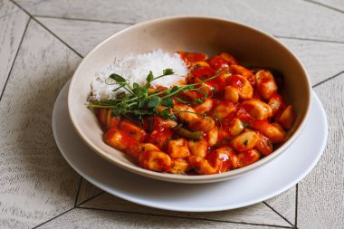 tortellini makarna domates sosu ve parmesan peyniri ile