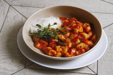 tortellini makarna domates sosu ve parmesan peyniri ile