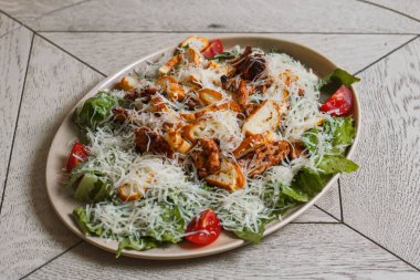 Parmesan peynirli ve kiraz domatesli çıtır tavuk salatası. Sezar salatası