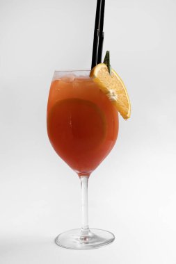 Beyaz arka planda turuncu ve samanlı kokteyl..