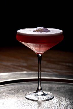 Siyah arka planda martini bardağında kokteyl..