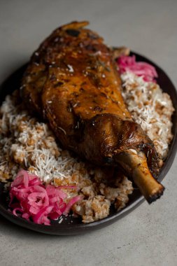 Pirinçli kuzu budu ve gri arkaplanda kırmızı soğan.