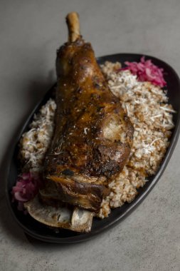 Pirinçli kuzu budu ve gri arkaplanda kırmızı soğan.