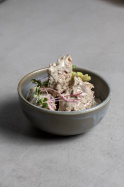 Krema soslu kuzu pirzolası. Elmalı ve turplu.