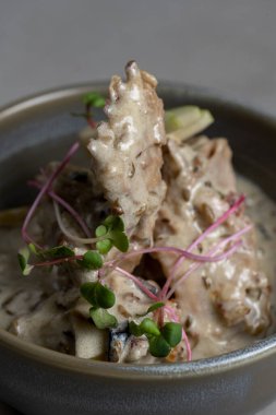 Krema soslu kuzu pirzolası. Elmalı ve turplu.