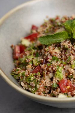 Kinoalı Tabbouleh salatası, maydanoz ve nane likörü salatası.