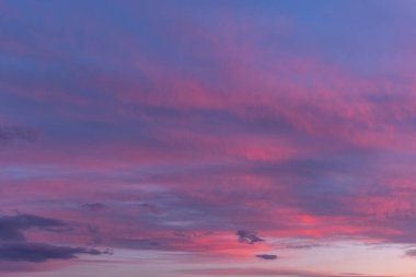 Bulutların üzerinde dramatik bir ışıkla gün batımı..