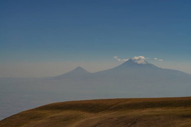 Ermenistan 'ın güzel Ermenistan Dağı' nın sembolü dramatik gündoğumu sırasında büyük ve küçük Ararat dağı.