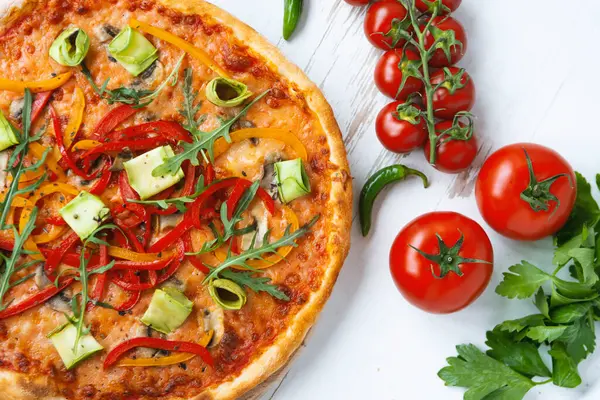 Klasik İtalyan vejetaryen pizzası beyaz ahşap masada.