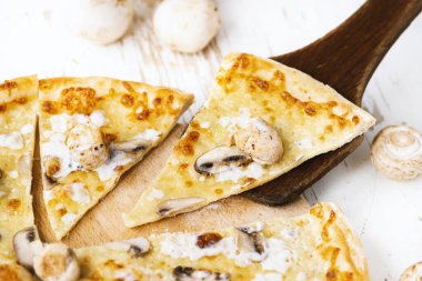 Şampiyon ve tavuk filetosu olan taze ve lezzetli bir pizza.