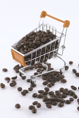 Bir sürü kahve fasulyesi alışveriş sepetinde.