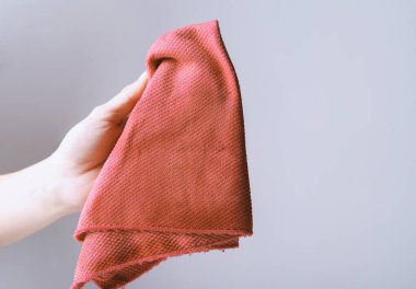 bardağı bir bezle temizler.yakın