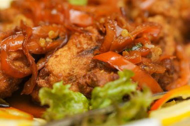 Tabakta et ve sebzeli kızarmış pirinç, Tayland mutfağı.