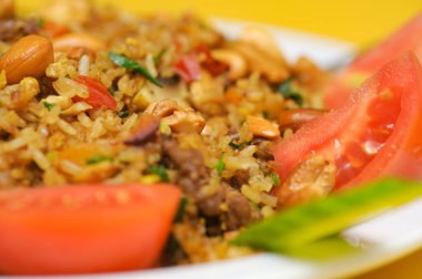 Tabakta et ve sebzeli kızarmış pirinç, Tayland mutfağı.