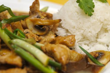 Tabakta et ve sebzeli kızarmış pirinç, Tayland mutfağı.