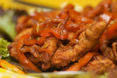 Tabakta et ve sebzeli kızarmış pirinç, Tayland mutfağı.