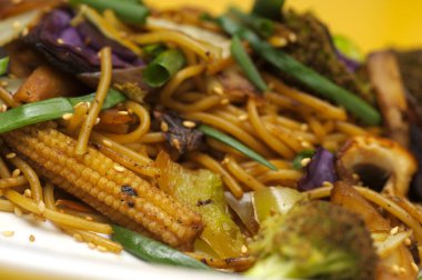 Tabakta et ve sebzeli kızarmış pirinç, Tayland mutfağı.