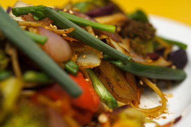 Tabakta et ve sebzeli kızarmış pirinç, Tayland mutfağı.