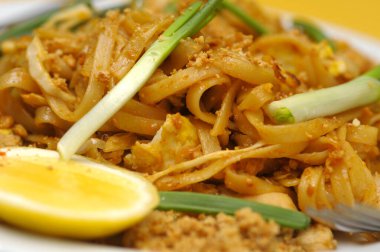 Tabakta et ve sebzeli kızarmış pirinç, Tayland mutfağı.