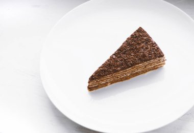 Bir tabak çikolatalı kek.