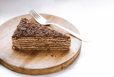 bir ahşap stand lezzetli çikolatalı kek