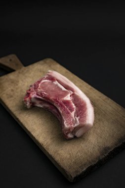 Rustik ahşap kartı ile çiğ biftek.