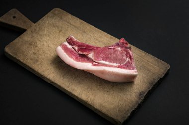 Rustik ahşap kartı ile çiğ biftek.