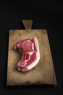 Rustik ahşap kartı ile çiğ biftek.