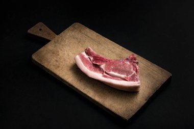 Rustik ahşap kartı ile çiğ biftek.